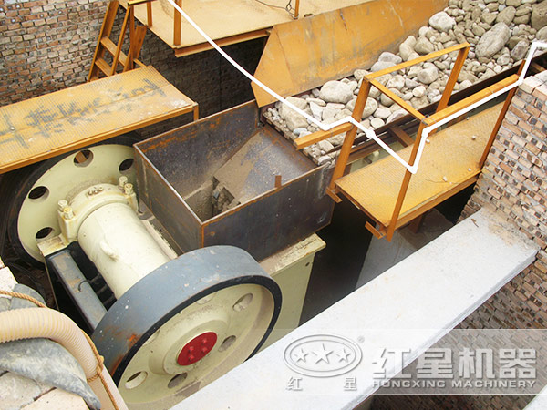 顎式破碎機(jī)現(xiàn)場(chǎng)圖 顎式破碎機(jī)現(xiàn)場(chǎng)圖