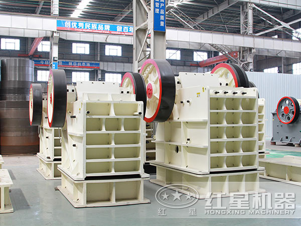 煤矸石顎式破碎機(jī)設(shè)備實(shí)拍