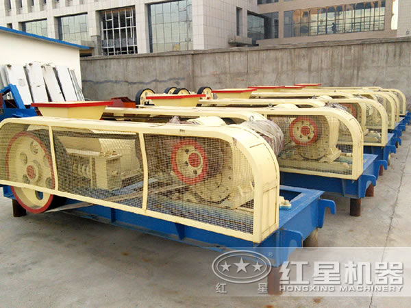 煤矸石對(duì)輥式破碎機(jī)設(shè)備實(shí)拍 煤矸石對(duì)輥式破碎機(jī)設(shè)備實(shí)拍