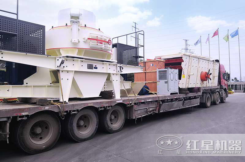 整套沖擊式河卵石制砂機(jī)設(shè)備裝車(chē)發(fā)貨中