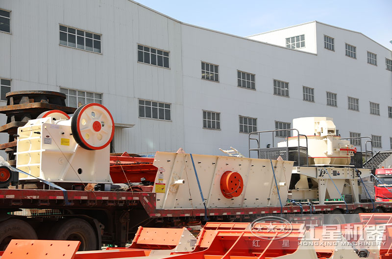 912機(jī)砂石料生產(chǎn)線設(shè)備發(fā)貨現(xiàn)場(chǎng)