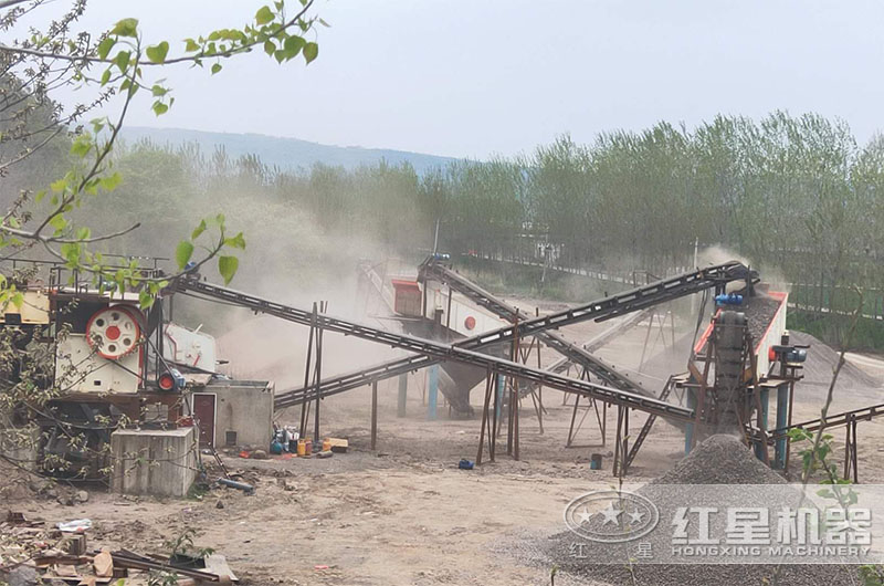 石灰石制砂作業(yè)現(xiàn)場(chǎng) 石灰石制砂作業(yè)現(xiàn)場(chǎng)