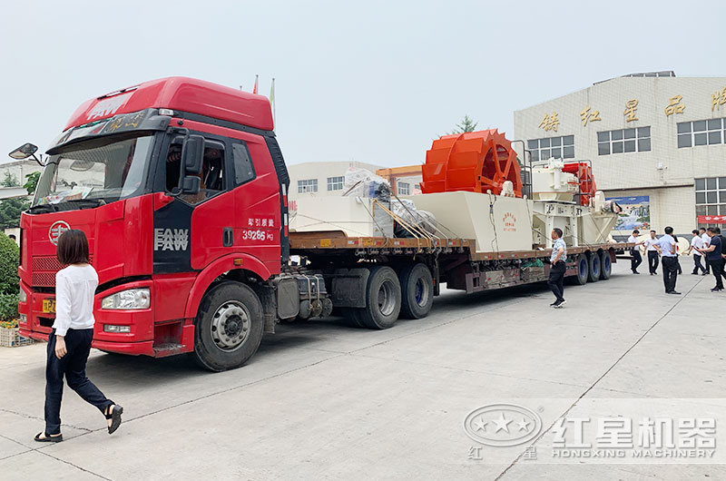 整套水洗機制砂石生產(chǎn)線設備裝車發(fā)貨中
