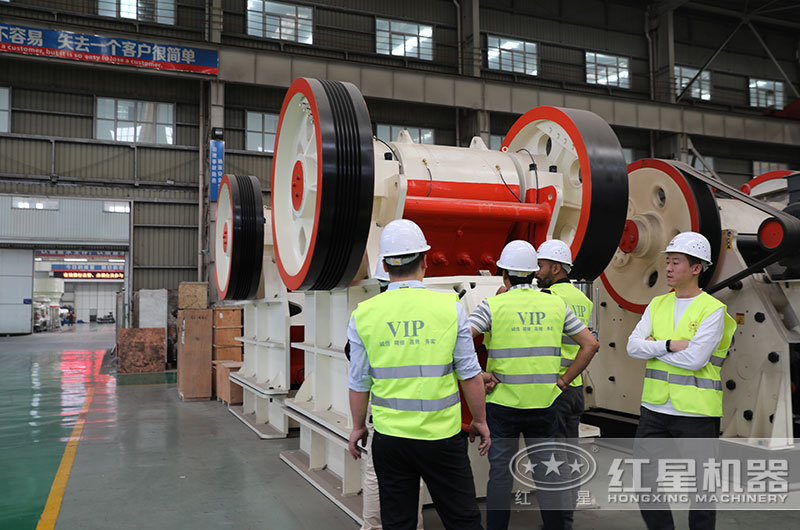 客戶(hù)來(lái)廠考察破碎機(jī)設(shè)備 客戶(hù)來(lái)廠考察破碎機(jī)設(shè)備