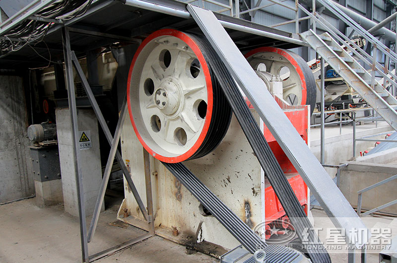 69顎破機(jī)生產(chǎn)現(xiàn)場實拍圖