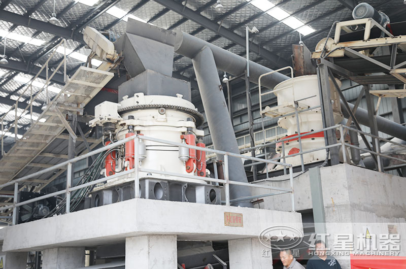 花崗巖破碎加工現(xiàn)場(chǎng)