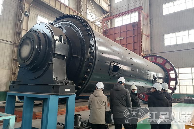 客戶來(lái)廠考察球磨機(jī)