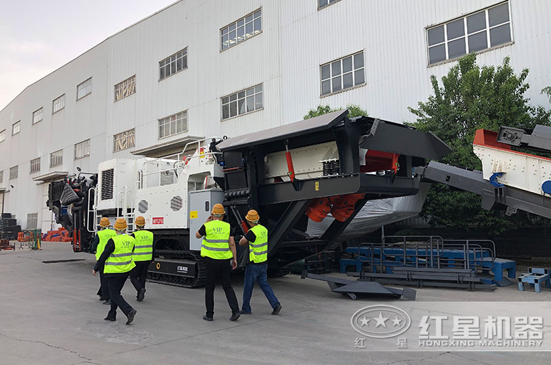 客戶來廠考察履帶移動(dòng)破碎機(jī)設(shè)備