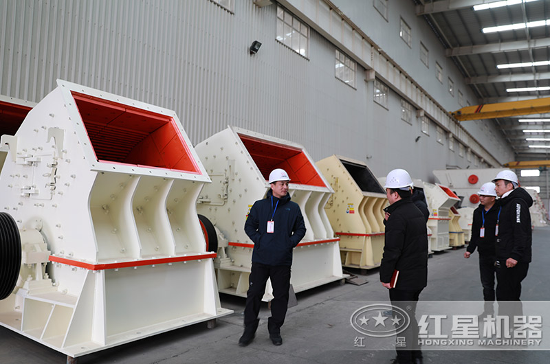 客戶來廠考察錘式破碎機(jī)設(shè)備