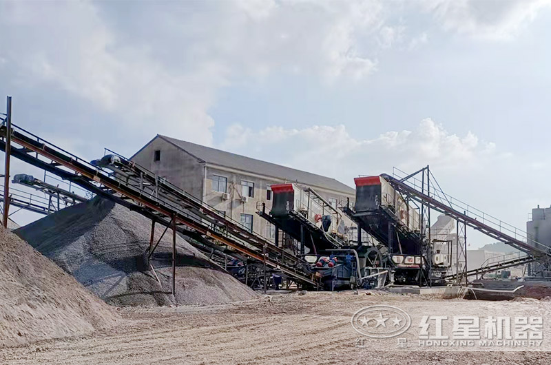 時(shí)產(chǎn)300噸移動石料破碎機(jī)生產(chǎn)線現(xiàn)場