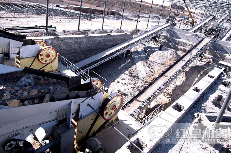 石料粉碎設(shè)備作業(yè)現(xiàn)場