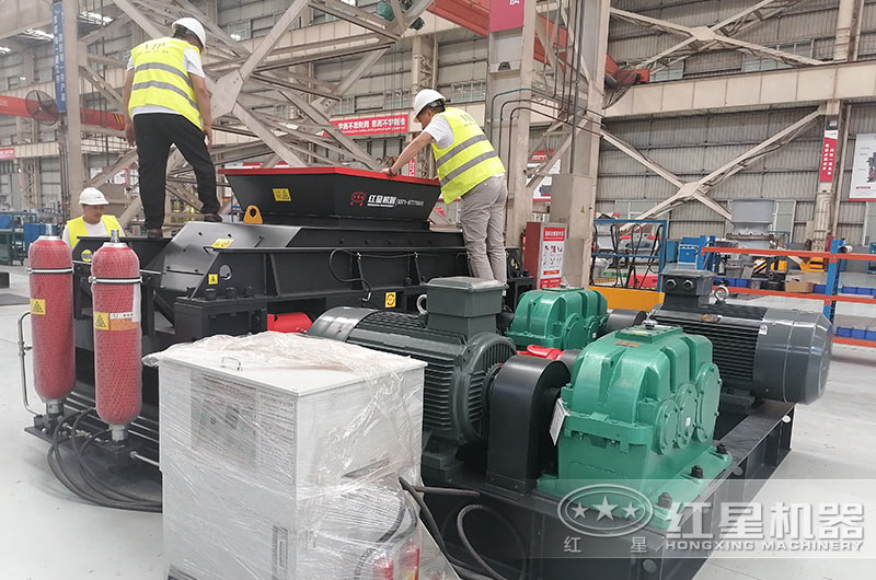 客戶來廠考察對輥破碎機(jī)設(shè)備 客戶來廠考察對輥破碎機(jī)設(shè)備