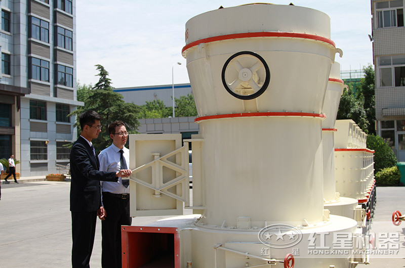 客戶來廠考察粉煤灰磨粉機設備