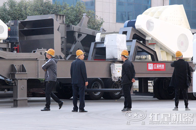 用戶到廠考察移動(dòng)破碎篩分一體機(jī) 用戶到廠考察移動(dòng)破碎篩分一體機(jī)