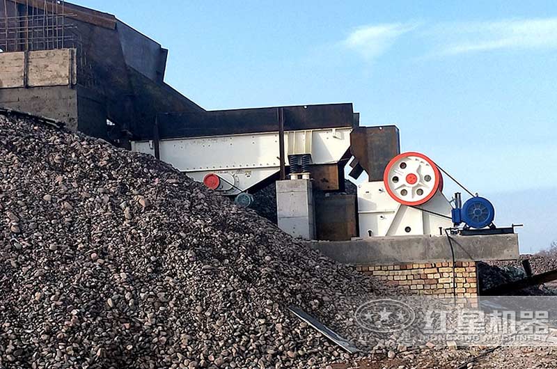 75顎破碎機作業(yè)現(xiàn)場