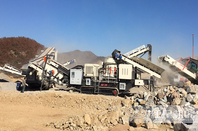 移動(dòng)破碎篩分一體機(jī)現(xiàn)場(chǎng) 移動(dòng)破碎篩分一體機(jī)現(xiàn)場(chǎng)