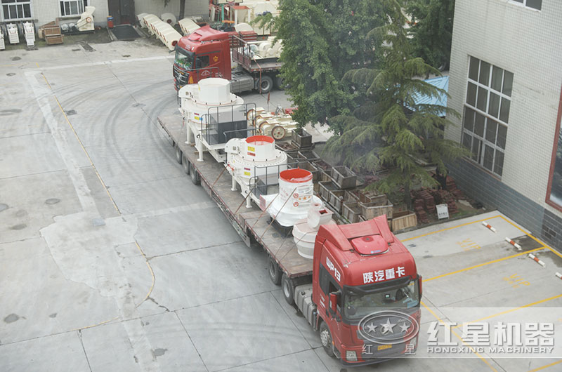 整套粉煤灰磨粉機設備裝車發(fā)貨中