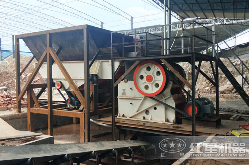 瀝青顎式破碎機(jī)工作現(xiàn)場(chǎng)圖片