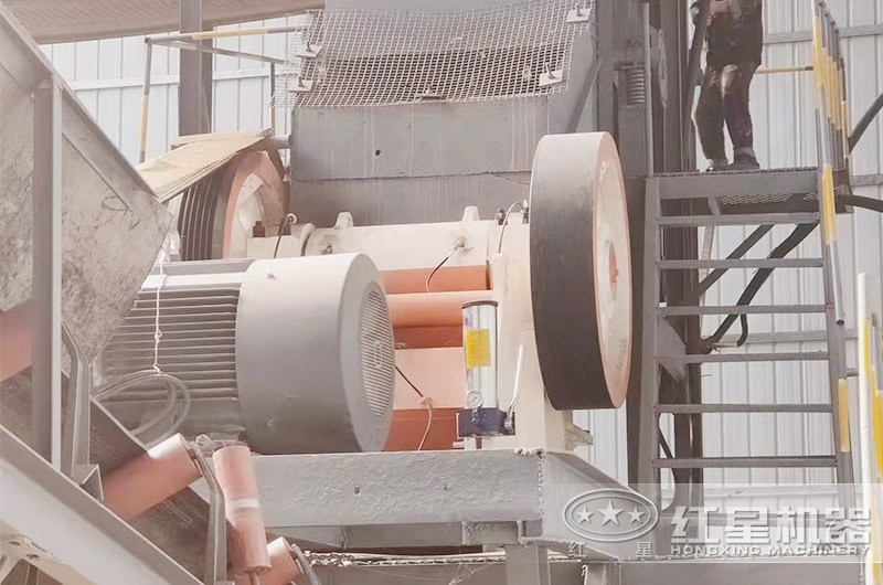 顎式破碎機(jī)現(xiàn)場