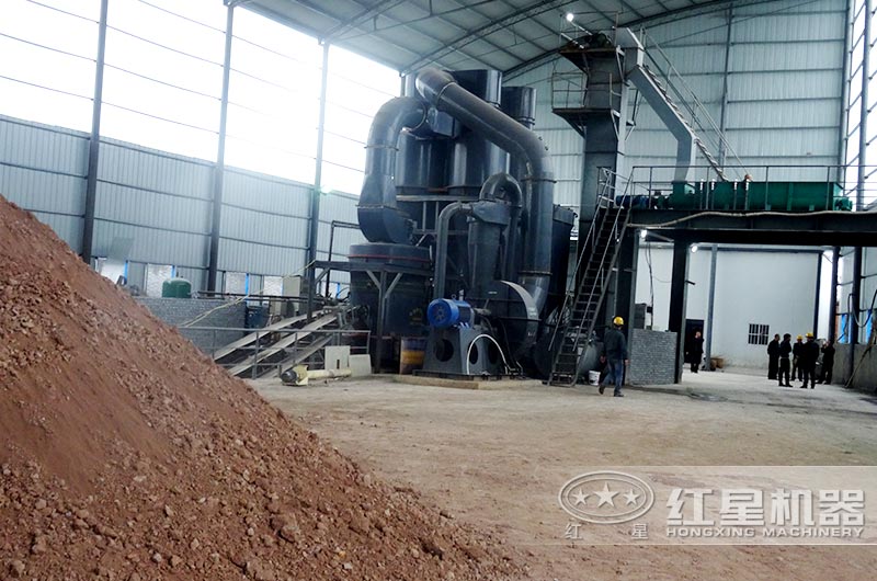 做耐火磚磨粉機作業(yè)現場 做耐火磚磨粉機作業(yè)現場