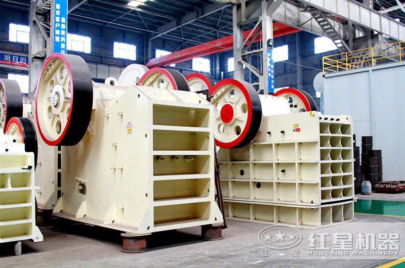 花崗巖顎式破碎機(jī)現(xiàn)場(chǎng)實(shí)拍圖