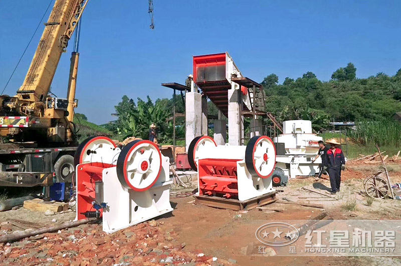 69顎式破碎機(jī)安裝現(xiàn)場(chǎng)實(shí)拍圖