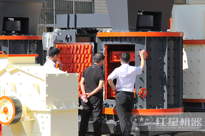 復(fù)合式破碎機(jī)客戶參觀選購(gòu)