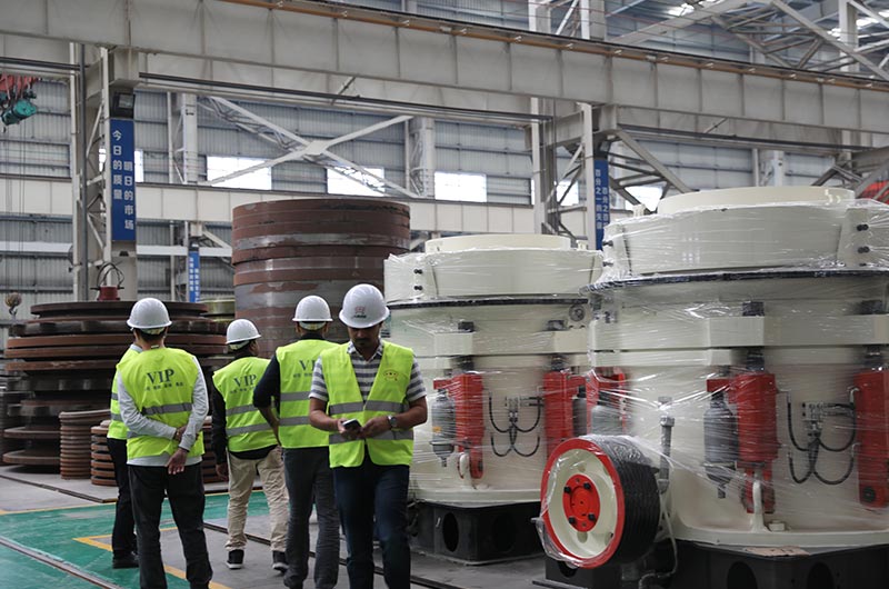 客戶來廠考察圓錐破碎機(jī)設(shè)備 客戶來廠考察圓錐破碎機(jī)設(shè)備