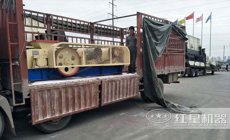 大型對輥式破碎機(jī)發(fā)貨現(xiàn)場