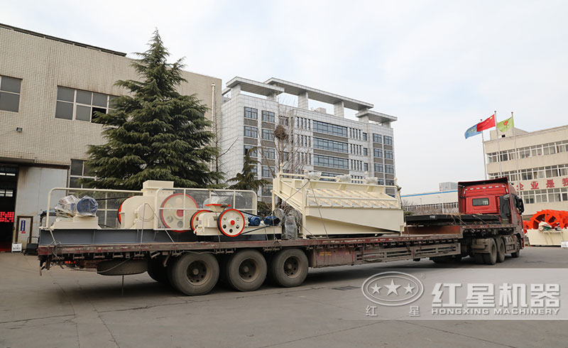 效能高對(duì)輥機(jī)發(fā)貨現(xiàn)場(chǎng)