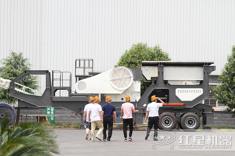 客戶進(jìn)場(chǎng)參觀檢測(cè)建移動(dòng)破碎站