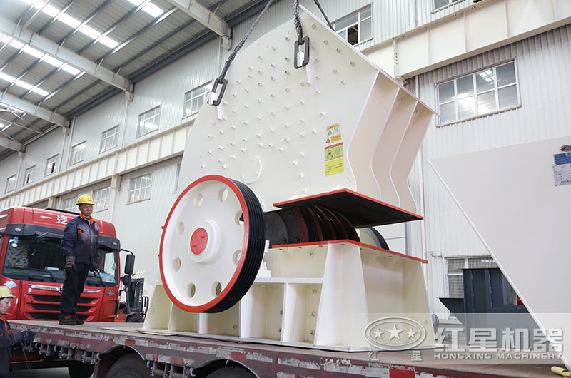 大型錘式破碎機裝車，準(zhǔn)備發(fā)往新鄉(xiāng)