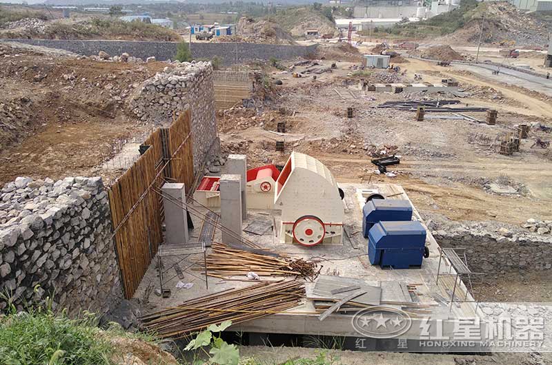 大型錘式破碎機安裝現(xiàn)場