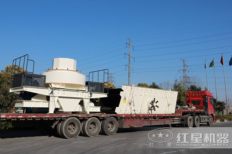 鵝卵石制砂機(jī)裝車，準(zhǔn)備發(fā)往山西