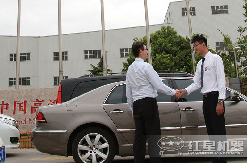 銷售經(jīng)理接待來(lái)訪顧客