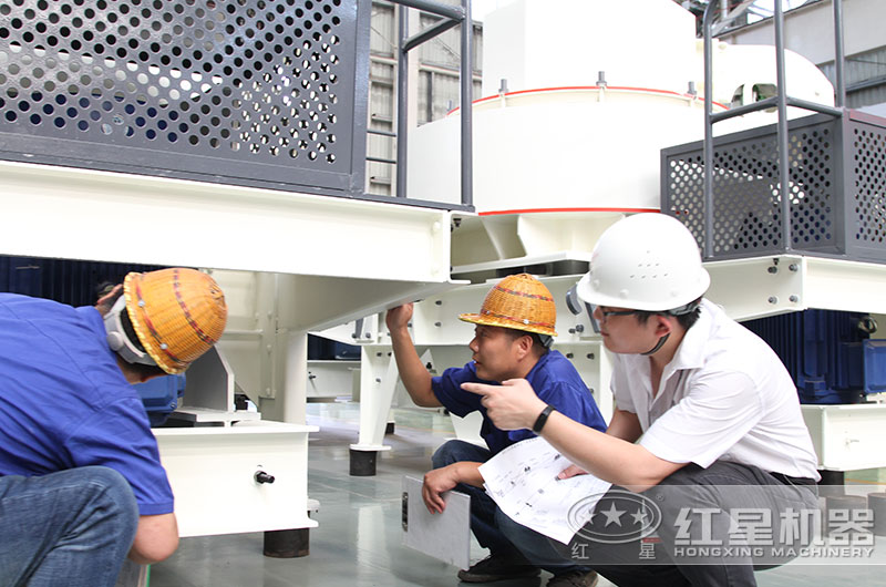 紅星機(jī)器人員帶客戶(hù)參觀廠區(qū)，細(xì)心講解生產(chǎn)設(shè)備