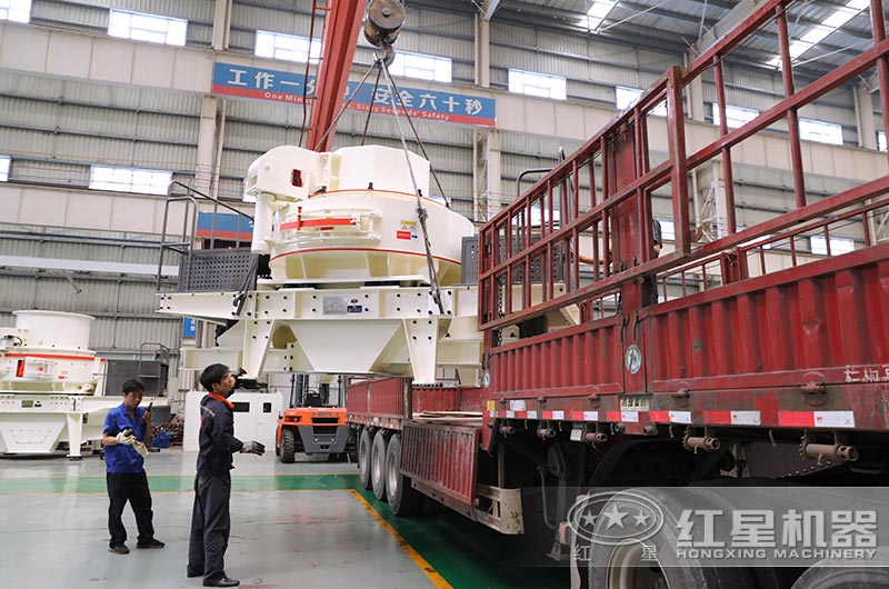 制沙機(jī)正在裝車，發(fā)往山西