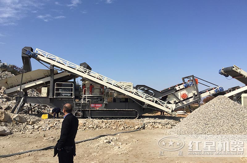 履帶式移動(dòng)碎石機(jī)作業(yè)現(xiàn)場(chǎng)