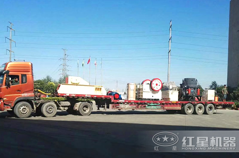 小型石子破碎機裝車，發(fā)往遼寧