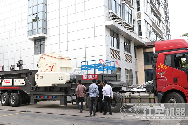 大型移動(dòng)式建筑垃圾粉碎機(jī)發(fā)貨現(xiàn)場(chǎng)