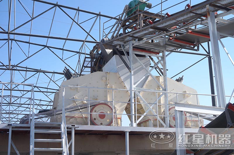 兩臺反擊式破碎機，進(jìn)行細(xì)碎