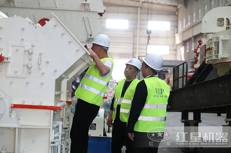 客戶來(lái)設(shè)備生產(chǎn)車間考察