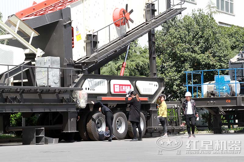 客戶(hù)來(lái)廠考察，經(jīng)理陪同做詳細(xì)介紹