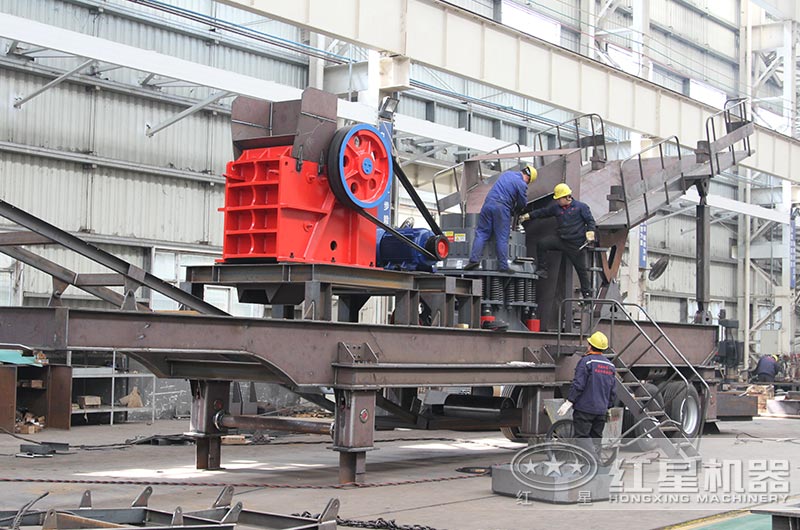 移動(dòng)粉碎石頭的機(jī)器制造車間 移動(dòng)粉碎石頭的機(jī)器制造車間