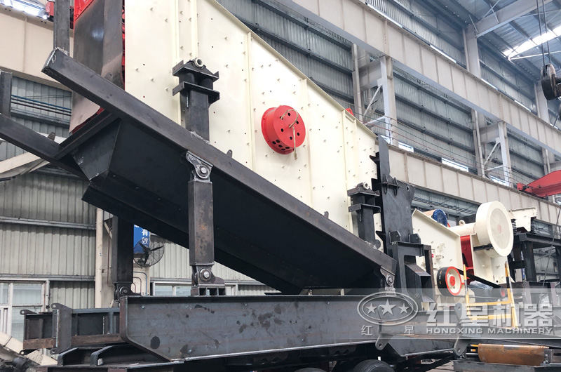 振動篩移動破碎機時產(chǎn)100噸：激振力強不堵塞