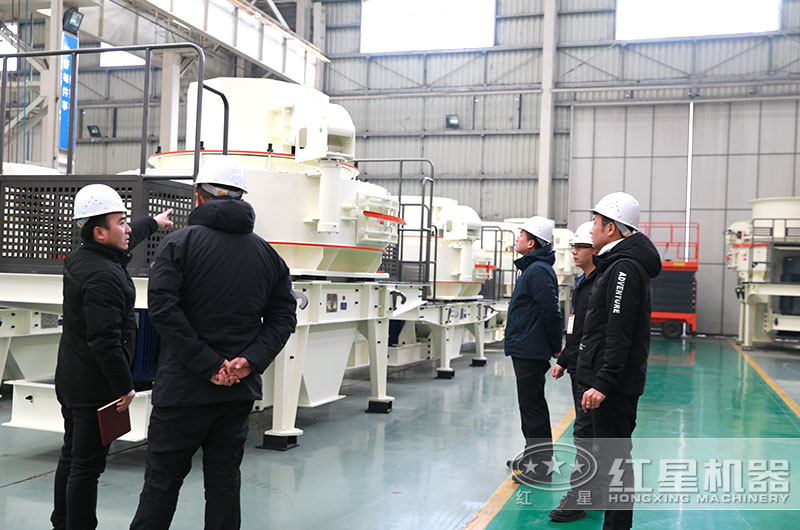 客戶來廠參觀，經(jīng)理陪同詳細(xì)介紹