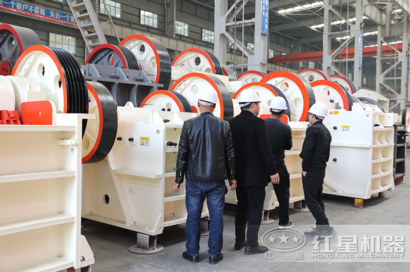 客戶來(lái)廠參觀，經(jīng)理陪同做詳細(xì)介紹