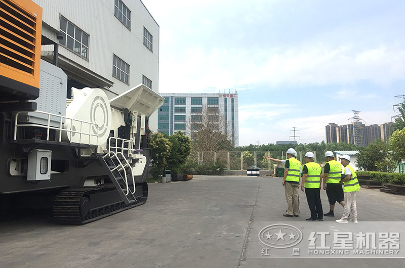 客戶來廠參觀，經(jīng)理陪同詳細(xì)介紹