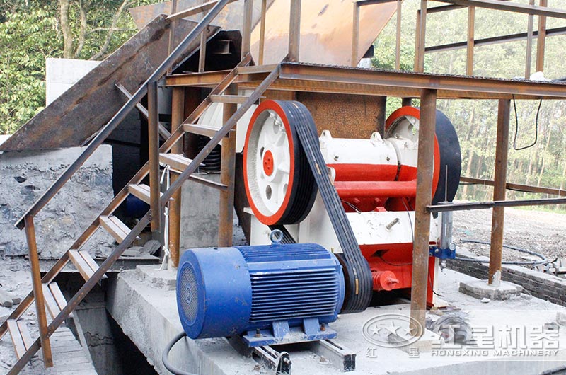 250*1200鄂式破碎機生產(chǎn)現(xiàn)場圖