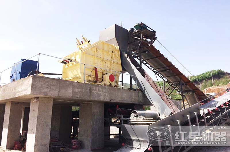 小型反擊式碎石機(jī)作業(yè)現(xiàn)場(chǎng)